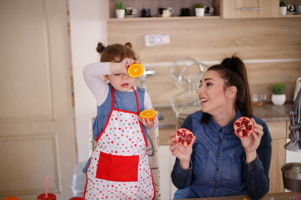 母女俩玩水果玩得很开心。库存图片图片下载