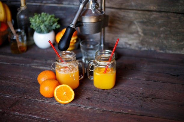 机械果汁机。用榨汁机榨果汁。库存图片图片下载