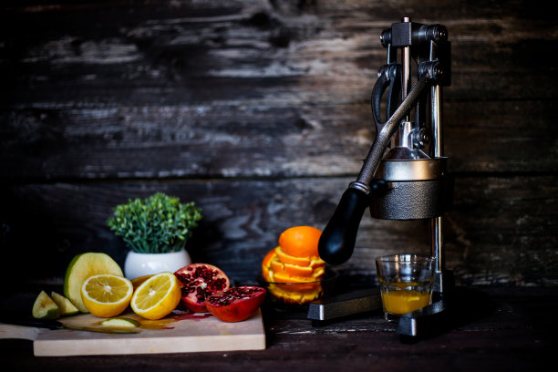 机械果汁机。用榨汁机榨果汁。库存图片图片下载