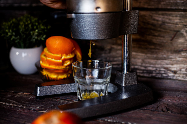 机械果汁机。用榨汁机榨果汁。库存图片图片下载