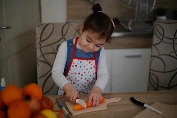 幸福家庭吃新鲜水果的厨房库存照片图片下载