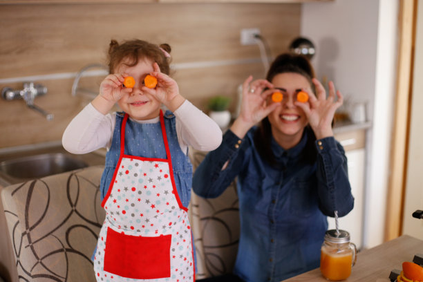 幸福的一家人在厨房吃早餐，玩得很开心。库存图片图片下载