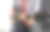 男音乐家正在木吉他上弹奏音乐，用手指捕捉和弦。图片下载