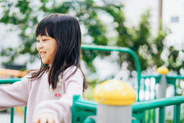 小女孩在玩滑梯图片下载