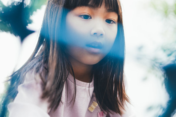 小女孩在攀爬方格架图片下载