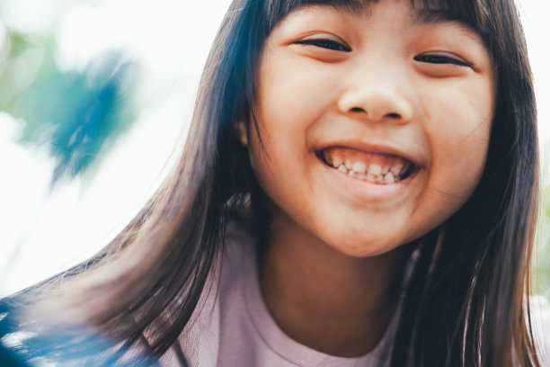 小女孩在攀爬方格架图片下载