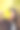 深褐色的女人在秋天的公园和黄色的树叶。关闭计划。微笑的女人。秋天的心情。美丽的黑发。图片下载
