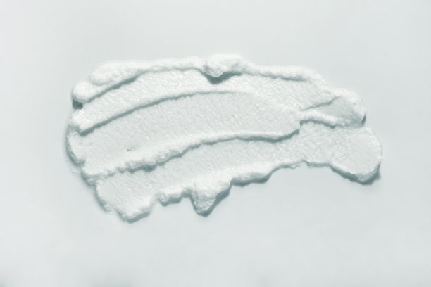 白色、米色、浅绿色粘土面膜或眼霜样本涂抹纹理粉底样本，孤立于多色背景上图片下载