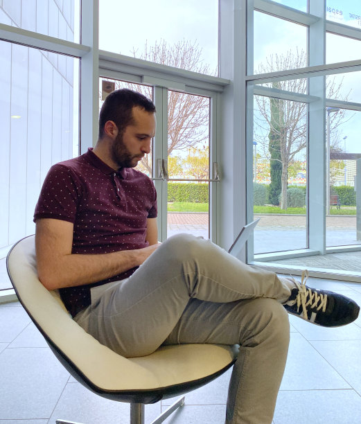 负责大型企业网络安全的严肃管理员照片，寻找安全漏洞，调试现有操作系统，降低黑客攻击成功概率图片下载