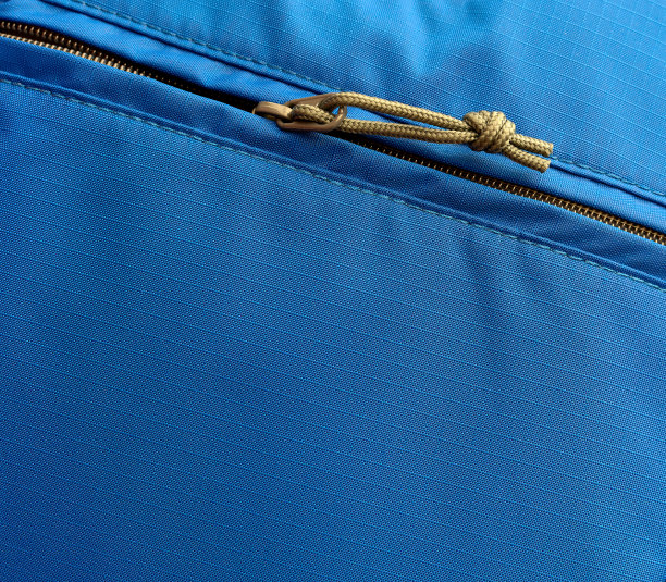 打开一个蓝色背包的口袋拉链图片下载