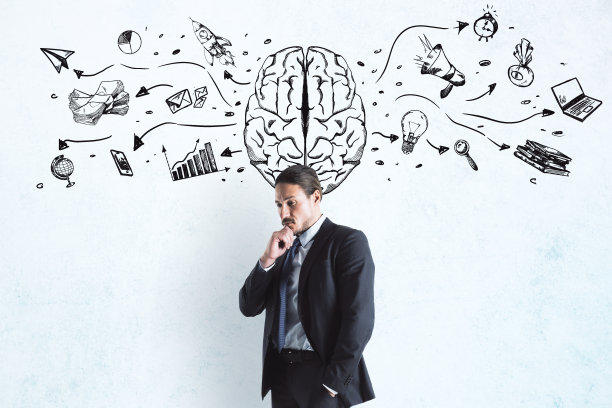 创意和头脑风暴的概念与沉思的商人在黑板与草图的大脑和商业图标的背景图片下载