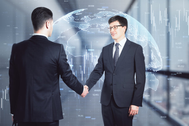 商业伙伴概念与两个男人握手在数字世界地图和金融图表报价的背景图片下载