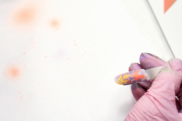 美甲大师持有喷枪设计指甲尖端图片下载