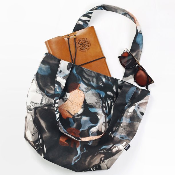 女人包和圣书图片下载