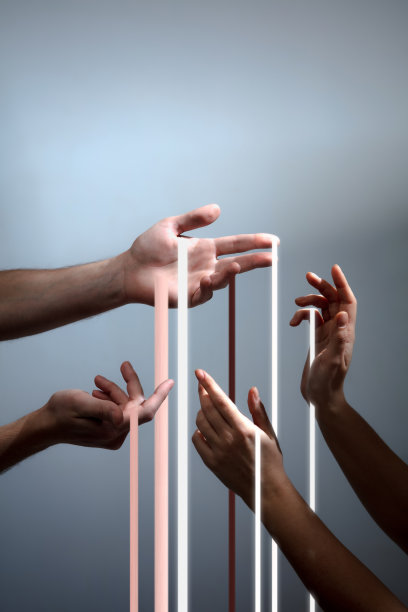 美丽的双手在灰色的背景上孤立地淌下一道道亮光。图片下载