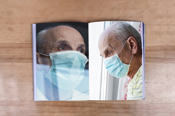 翻开书，一个带着面具的老人躺在木桌上。图片下载