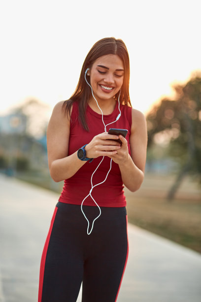 现代年轻女性在慢跑时用手机让自己停下来。图片下载