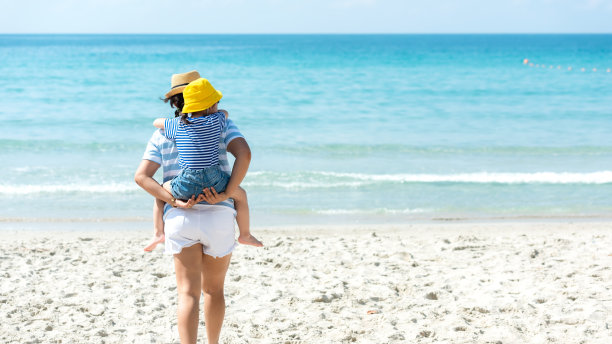 亚洲幸福家庭有乐趣和跑步放松的海滩休闲和目的地。图片下载