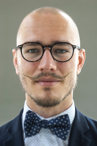 肖像的复古风格的男子与胡子和胡子。图片下载