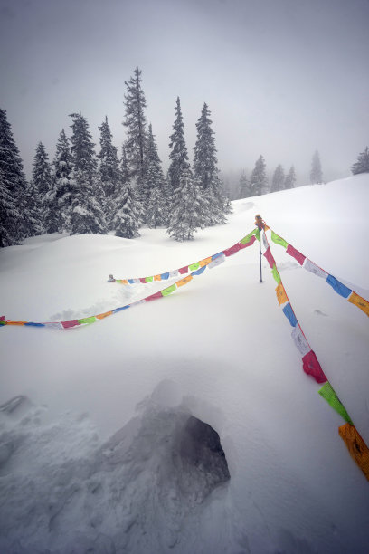 尼泊尔的冰屋和佛教的旗帜图片下载