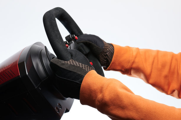 抱着跑车车轮图片下载