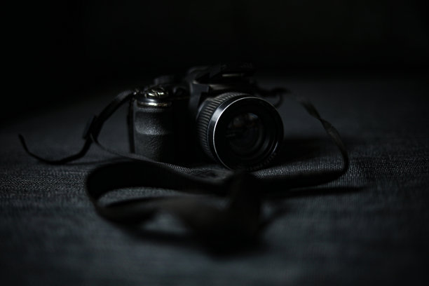 老式胶片相机与镜头İsolated在灰色背景图片下载