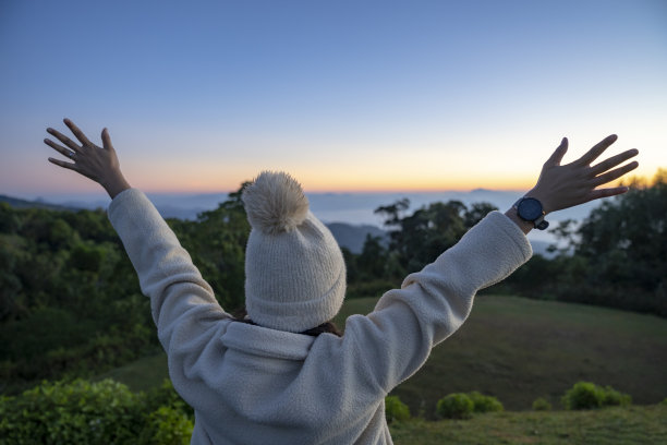 后方自由的女人站在山上图片下载