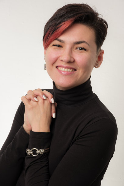 半长肖像的微笑漂亮的年轻成年人黑发孤立在白色的背景，copyspace图片下载