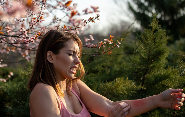 女孩手臂发痒是过敏症状图片下载
