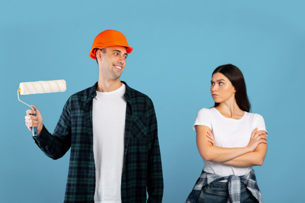 冲突在改造。一名女子看着戴安全帽的男友，觉得被冒犯了图片下载