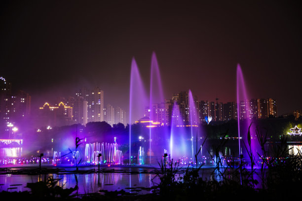 喷泉夜激光秀和城市夜景图片下载