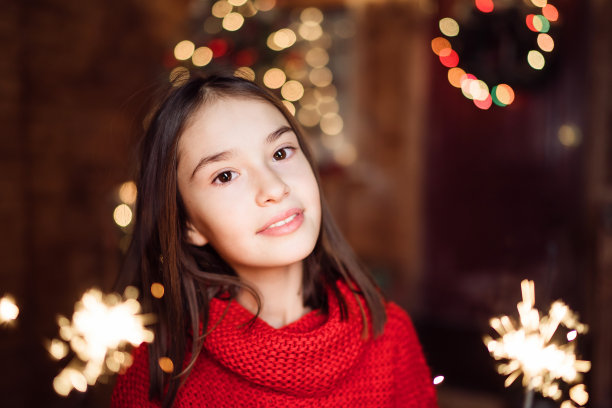 手里拿着烟花的小女孩图片下载