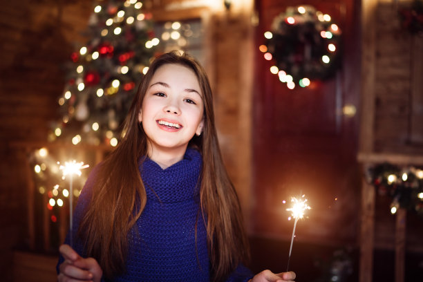 手里拿着烟花的小女孩图片下载