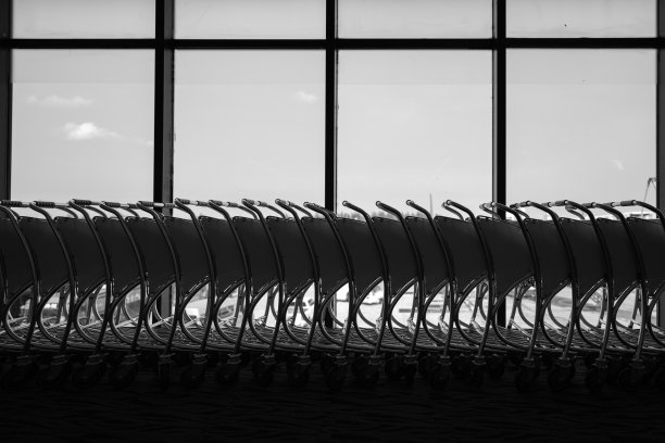 机场候机楼的行李推车或行李车。图片下载