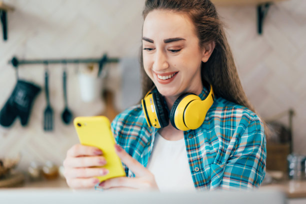戴着耳机和手机的女孩图片下载