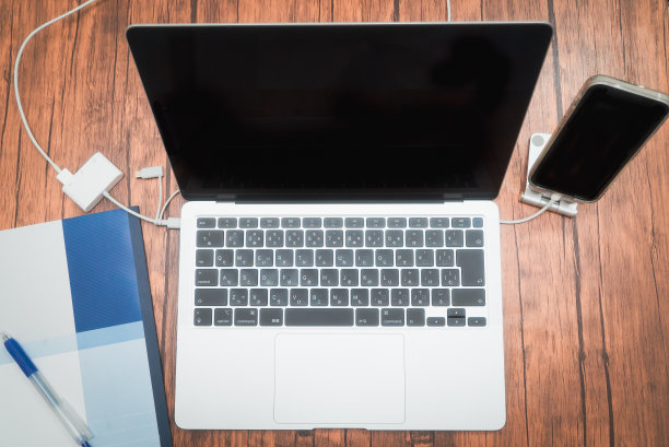 居家工作的女人图片下载