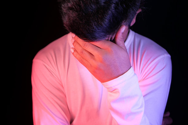 悲伤的男人用手捂着脸的特写。图片下载