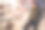 年轻女子晚上站在一家商店的橱窗前。库存图片图片下载