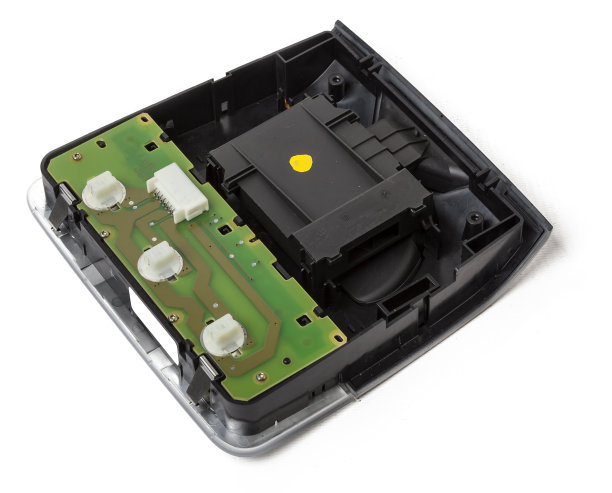 塑料电子控制单元与黑色和蓝色连接器在一个白色孤立的背景在摄影工作室。汽车服务中用于出售或修理汽车电子设备的备件。图片下载