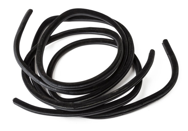 备用零件黑色橡胶密封胶，用于车身、车门或后备箱的部件，用于隔音、隔热和隔音，防止乘客车厢内的热量流失。废旧零件来自垃圾场的目录。图片下载