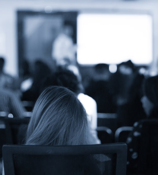 会议照片：观众与演讲者发表演讲图片下载