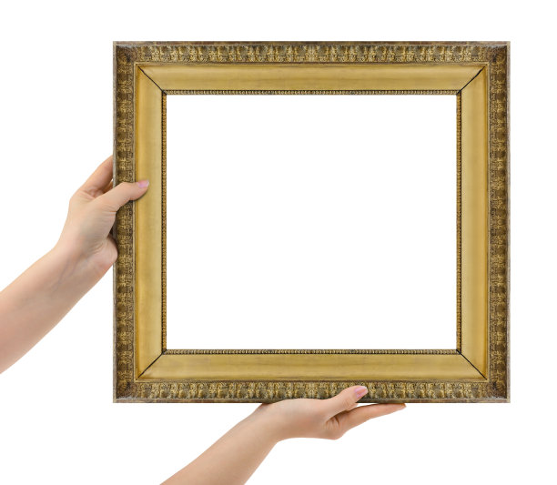 手里拿着木制的画框图片下载