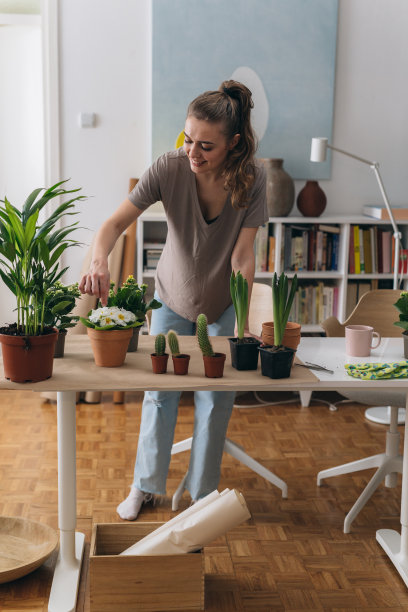 在家园艺的妇女图片下载
