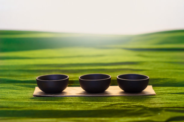 绿色背景上的三杯陶瓷图片下载