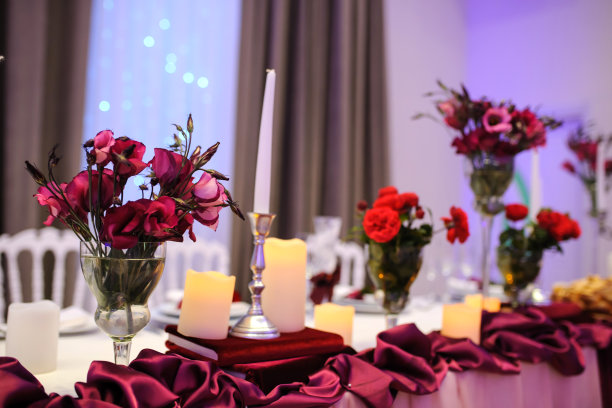 餐厅婚宴餐桌装饰。图片下载
