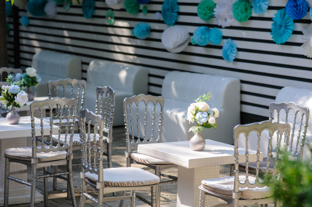 复古金属银风格的椅子和桌子与花图片下载