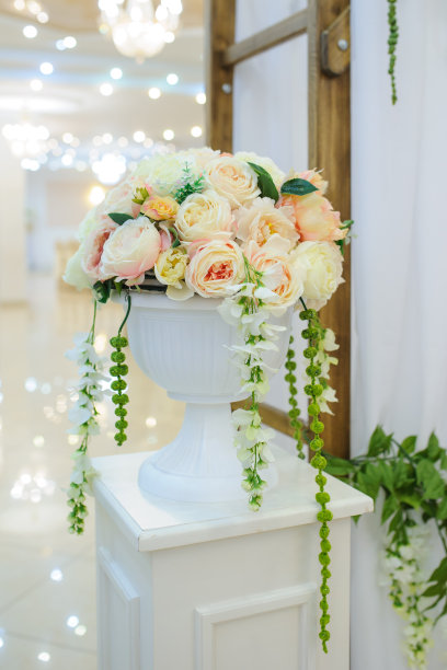 室内设计元素由白色和粉色的玫瑰和毛茛组成的人工花束图片下载