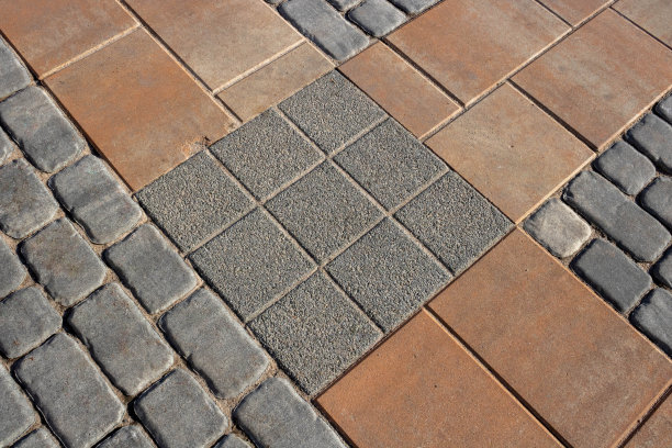 街道上的灰色和棕色铺路板的纹理，透视图。水泥砖方石地板背景。用石板制成的混凝土铺路板。人行道人行道的图案图片下载