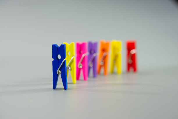 衣夹在灰色背景上排成一行。图片下载