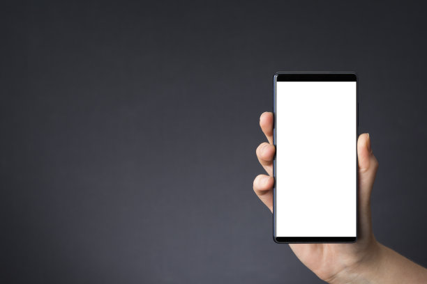 女性手持黑屏手机图片下载